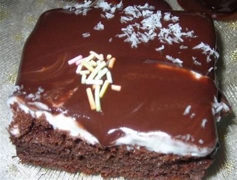 Çikolata soslu muhallebili kek